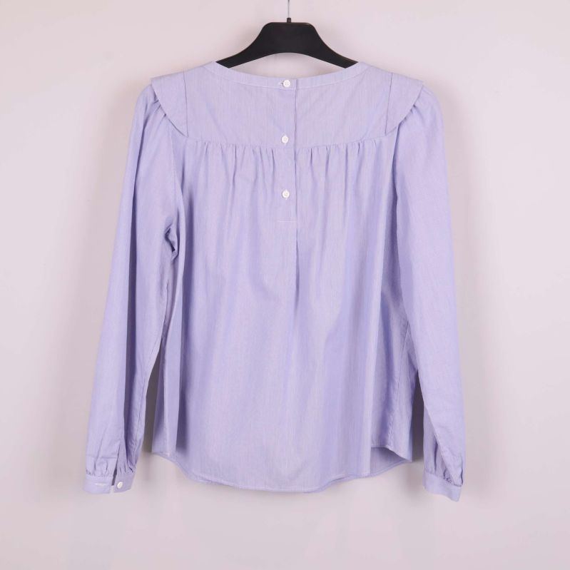 Blåvit randig blus med knäppning bak och lång ärm