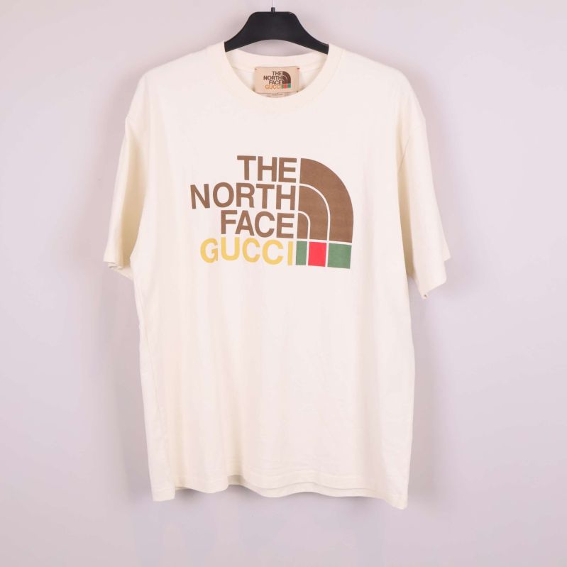 Gräddvit T-shirt med The North Face och Gucci logotyp framtill