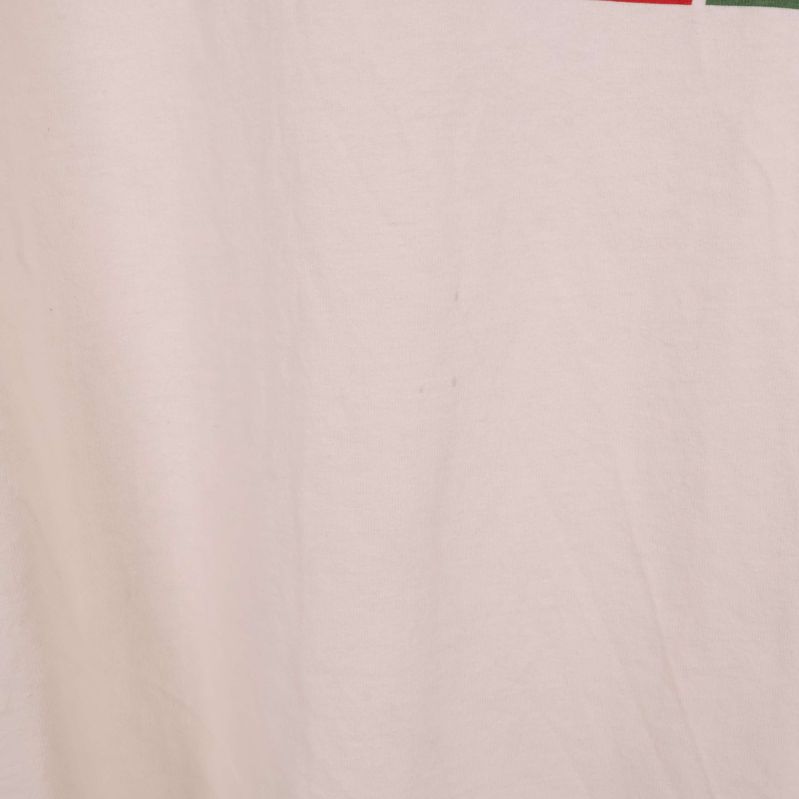Närbild på tygdel av T-shirt utan mönster eller tryck
