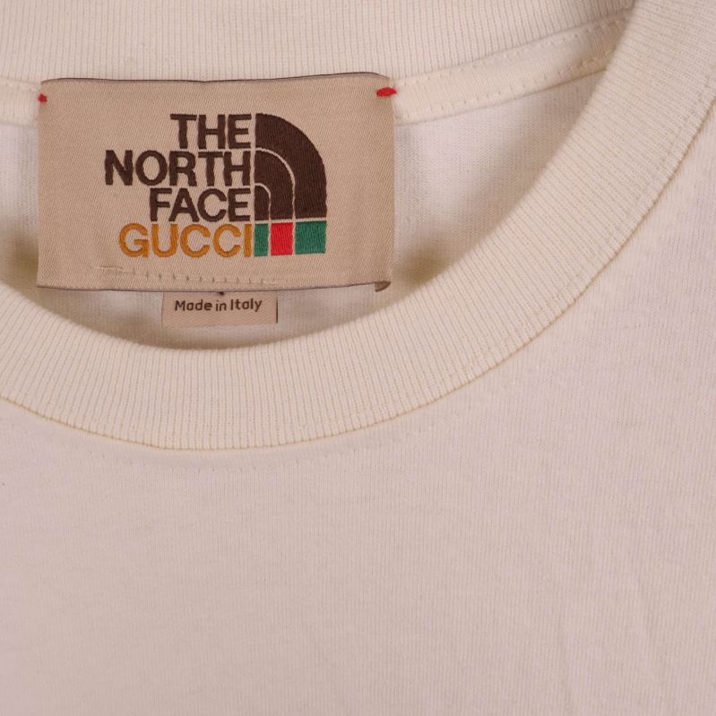 Närbild på halsringning med The North Face Gucci etikett