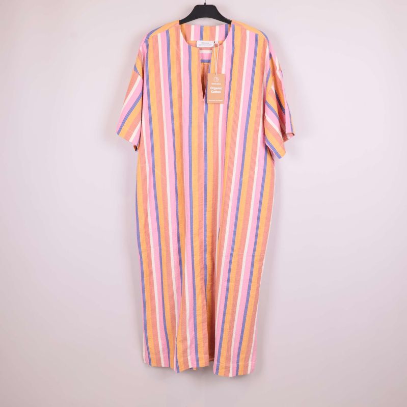 Randig kaftan i pastellfärger framifrån på galge