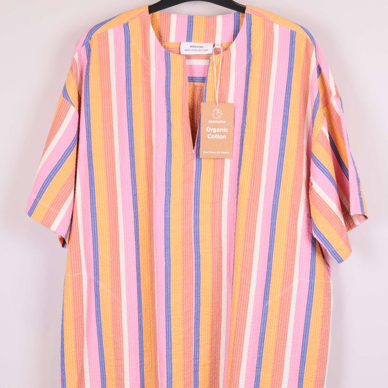 Närbild på övre del av kaftan med randigt mönster