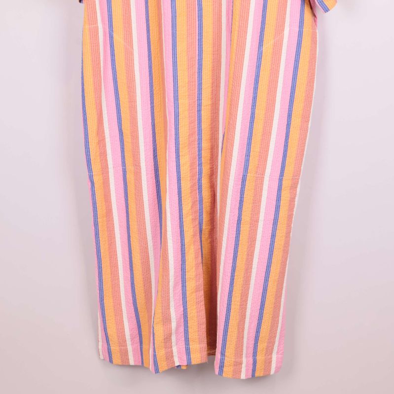 Närbild på nederdel av randig kaftan