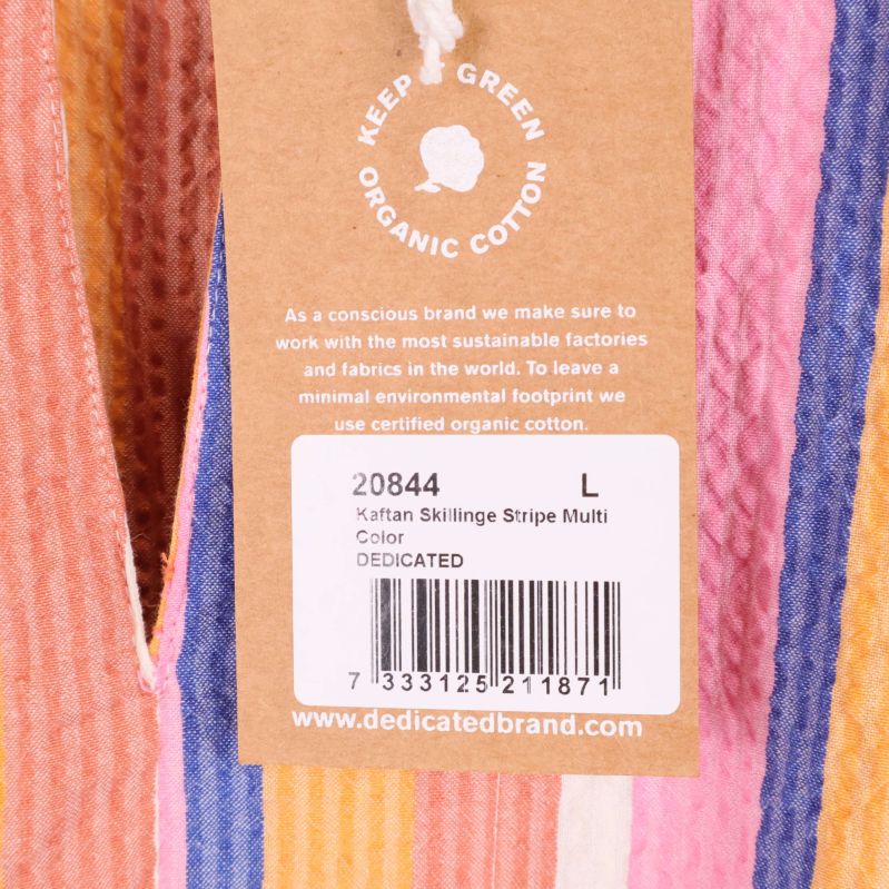 Närbild på pappersetikett med produktinfo och streckkod