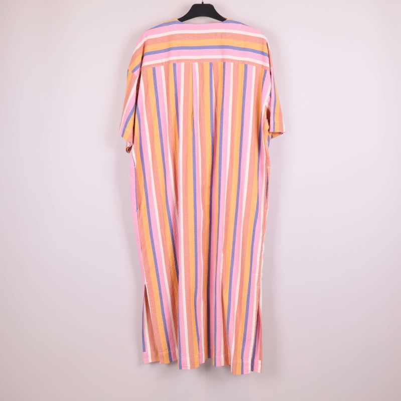 Randig kaftan i pastellfärger bakifrån på galge