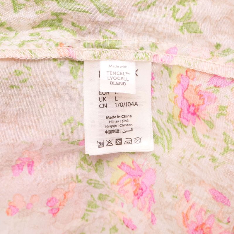 Materiallapp insydd i blommig blus från Lindex