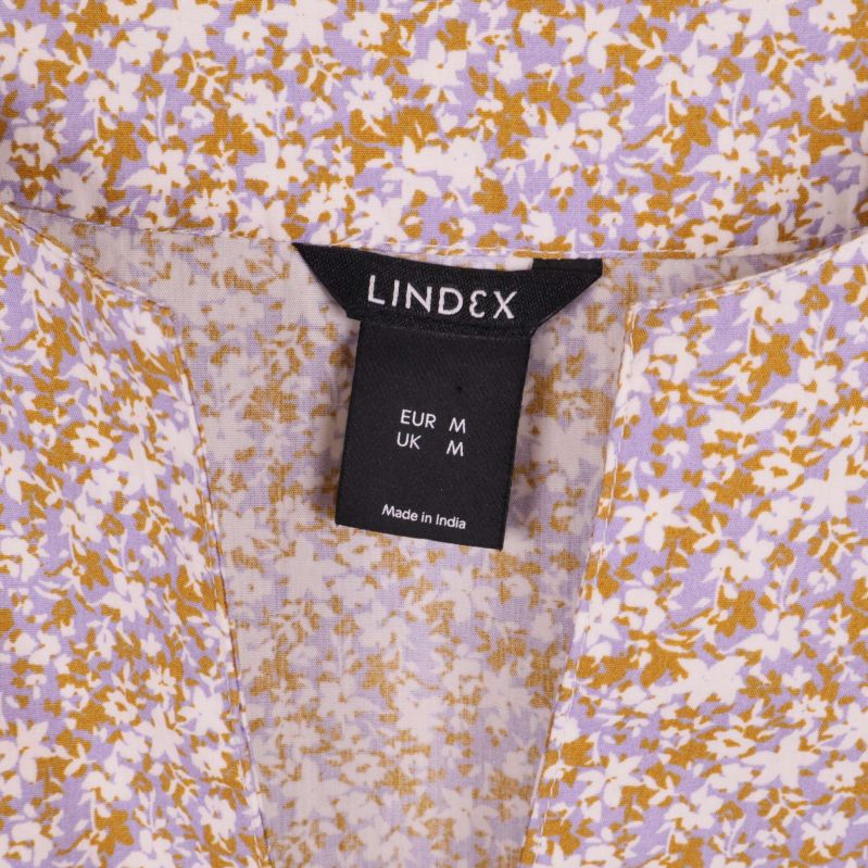Närbild Lindex-märkning i halsen på klänningen