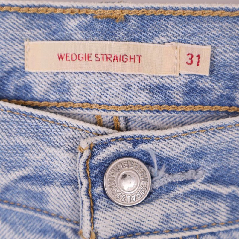 Etikett med text wedgie straight och storlek 31 inuti jeansen
