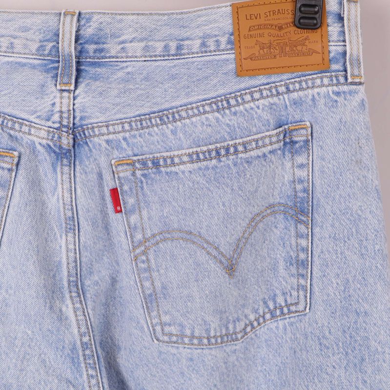 Närbild på bakficka och brun patch på jeansen