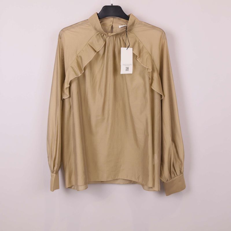 Beige blus med lång ärm och volanger framtill