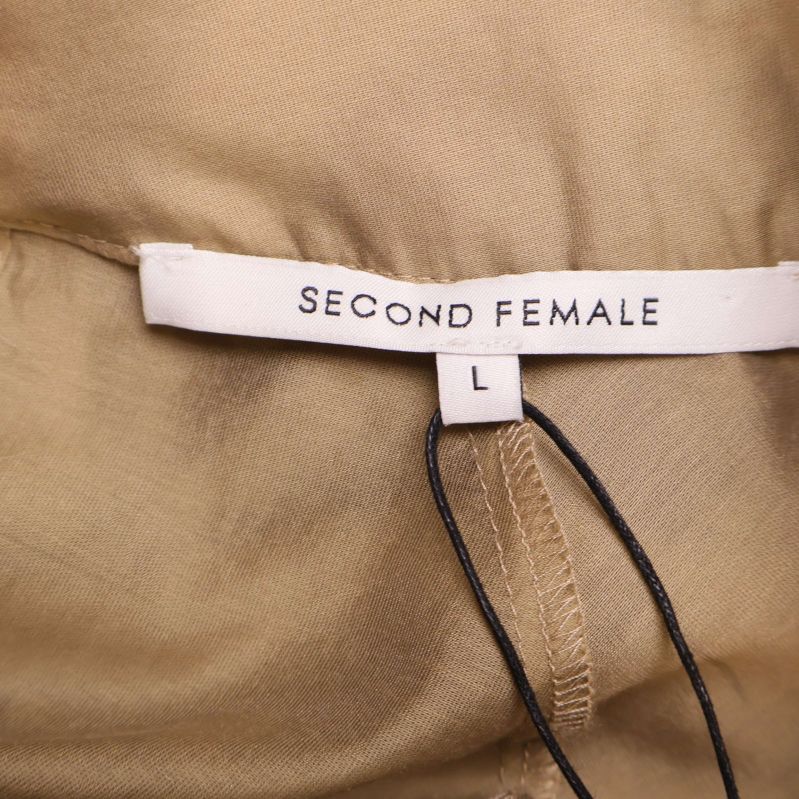 Närbild på varumärkesetiketten Second Female och storlek L