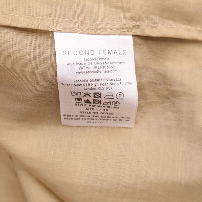 Vård- och tillverkningstag på Second Female blus