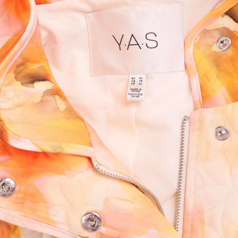 Jackans innertyg och etikett med Y.A.S-logotyp