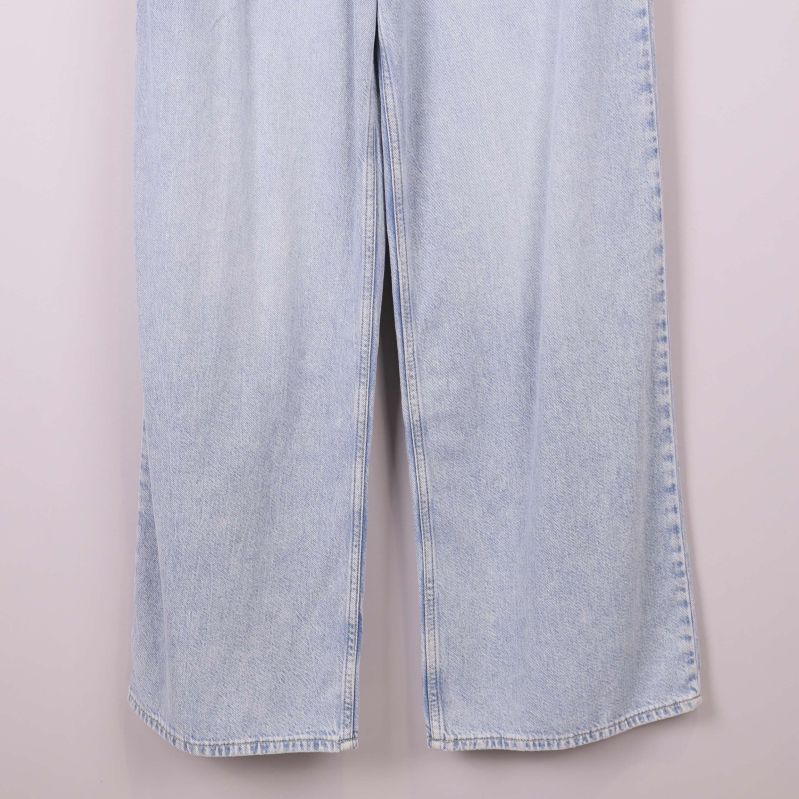 Nedre delen av byxbenen på ljusa jeans