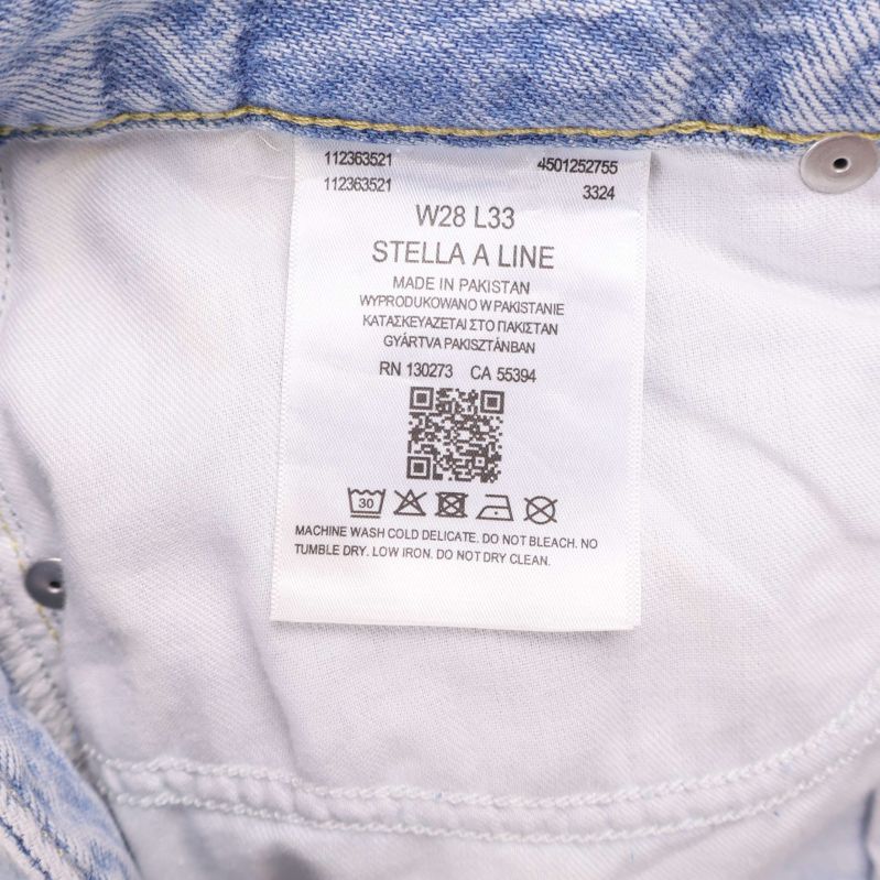 Inneretikett i jeans med storlek W28 L33 och materialinfo