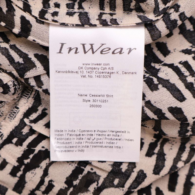 Materialetikett från InWear med produktinformation inuti blus