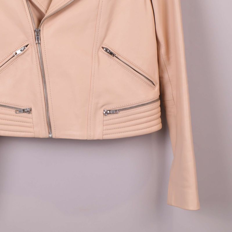 Nedre delen av bikerjackan med quiltade detaljer