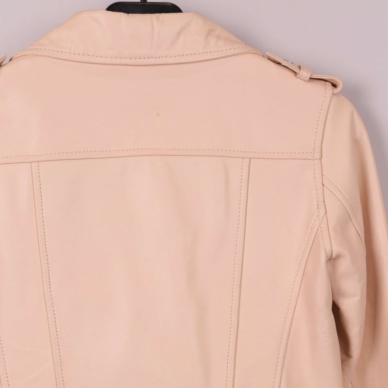 Närbild på baksidan av bikerjackan i beige skinn
