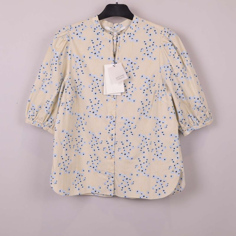 Blommig blus med rund hals och puffärm framifrån