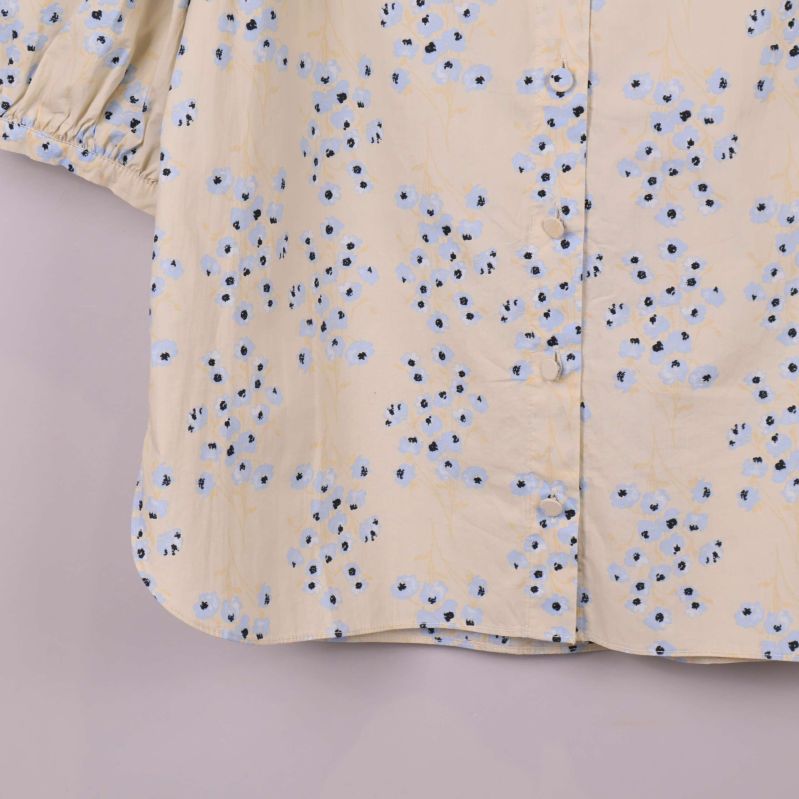 Blommig blus med rundad fåll detalj