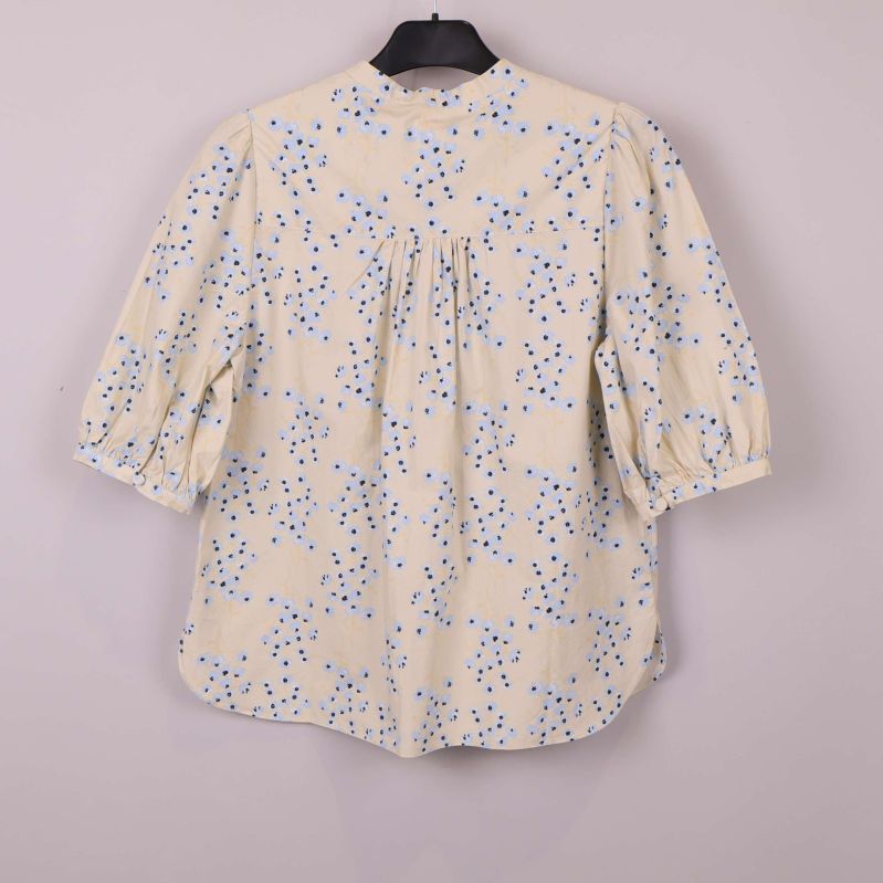 Blommig blus med puffärm sedd bakifrån
