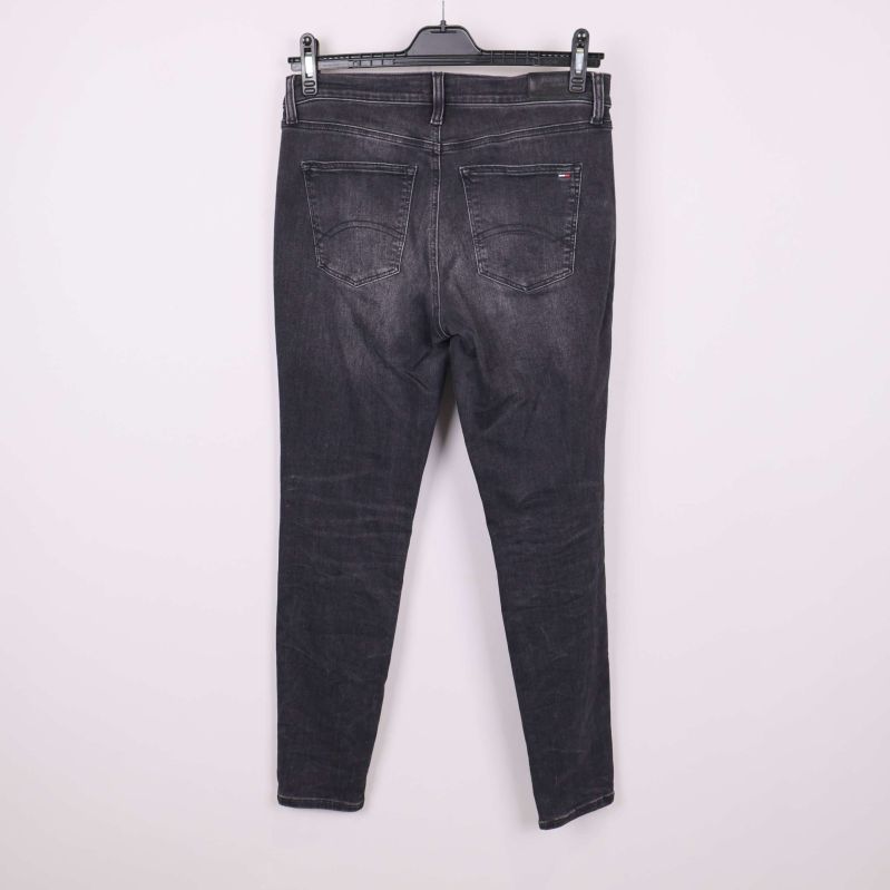Baksida på svarta jeans med bakfickor och smal passform
