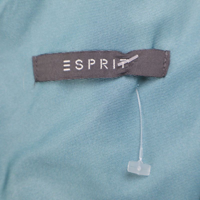 Närbild på Esprit-märke på blått tyg
