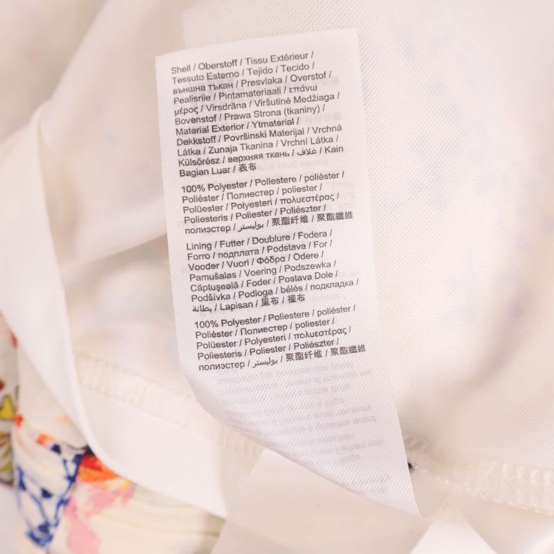 Materialetikett med 100% polyester på klänning