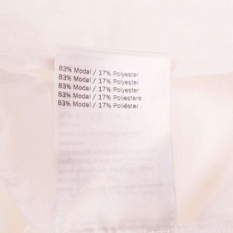 Materialetikett med 83 procent modal och 17 procent polyester