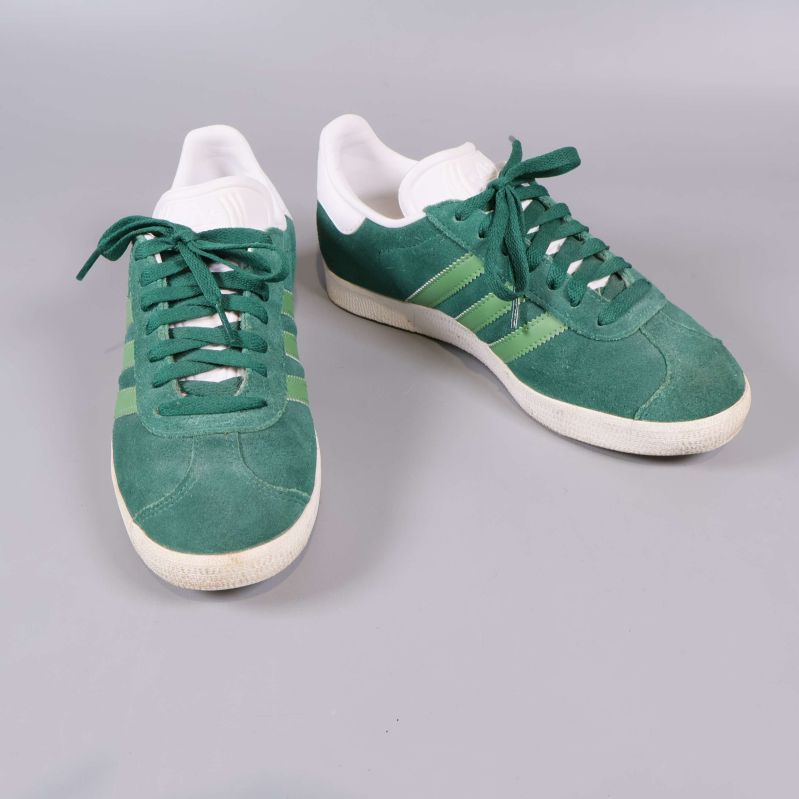 Gröna sneakers från sidan med vita detaljer