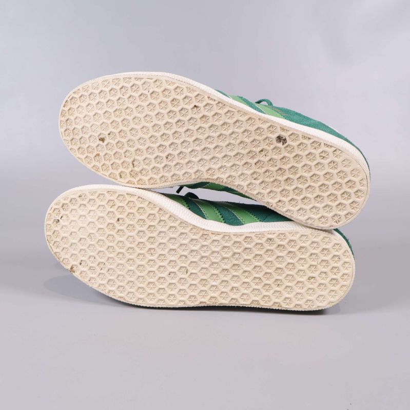 Sneakers med sula vänd uppåt visar struktur