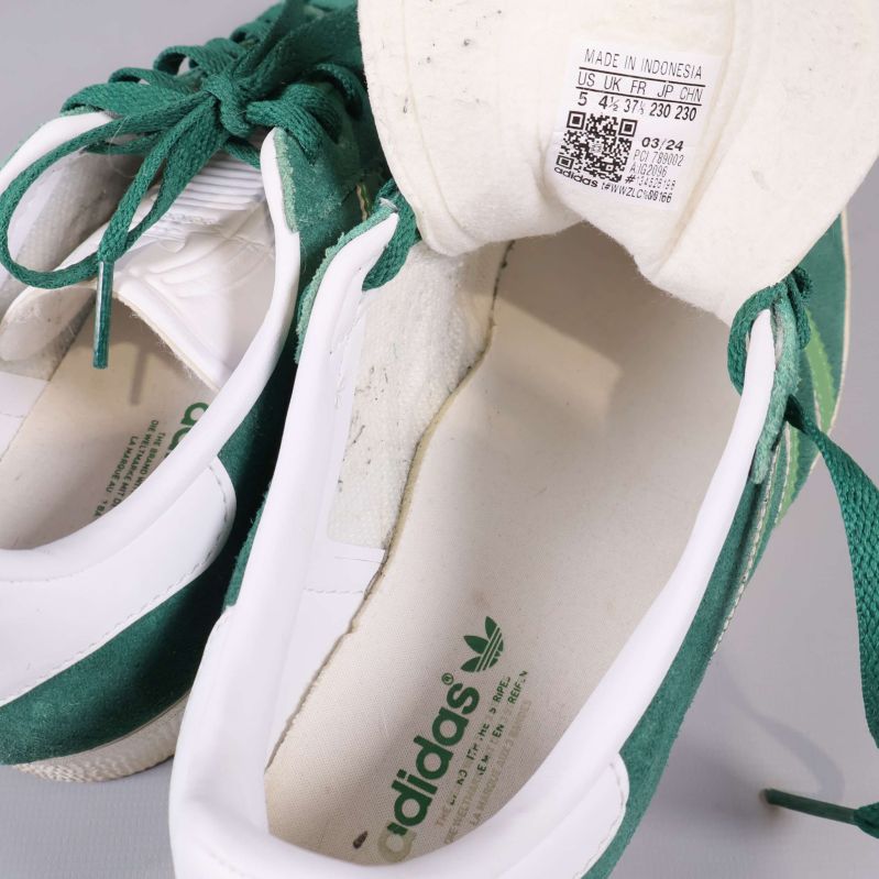 Närbild på skoetikett och innerfoder med Adidas-tryck