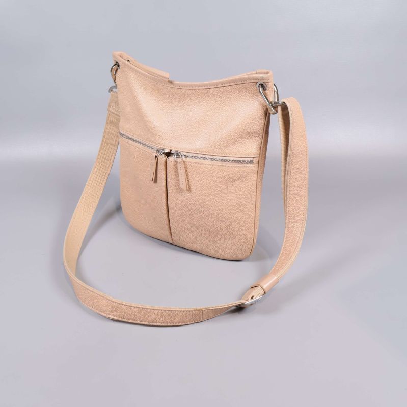 Beige crossbodyväska med dragkedjeficka och axelrem