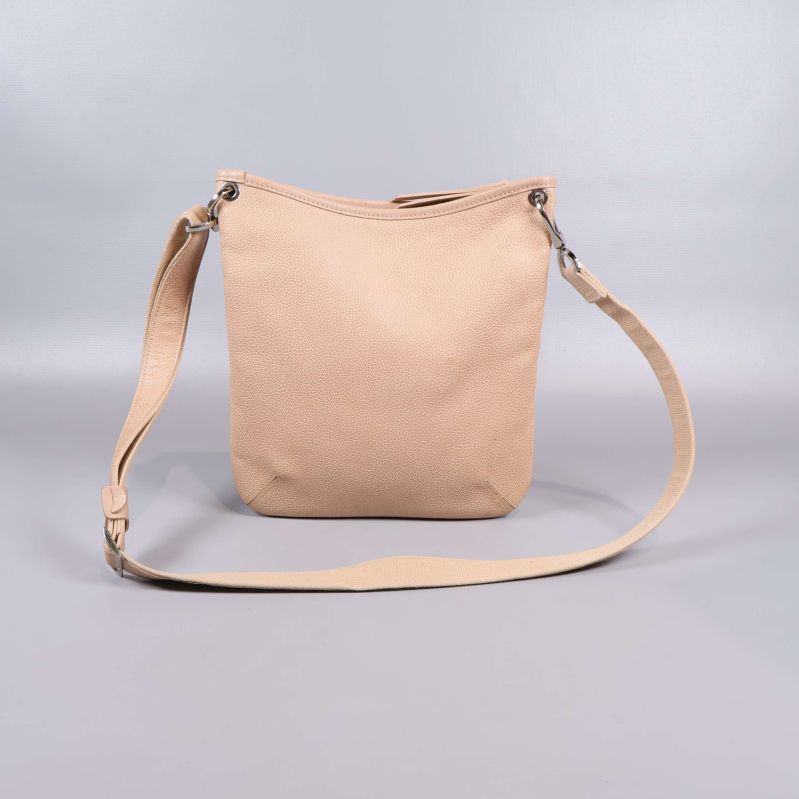 Baksida av beige axelremsväska i enkel design