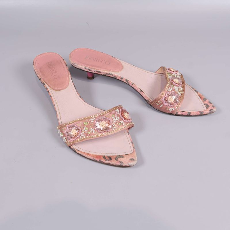 Profilbild rosa broderade slip-in skor