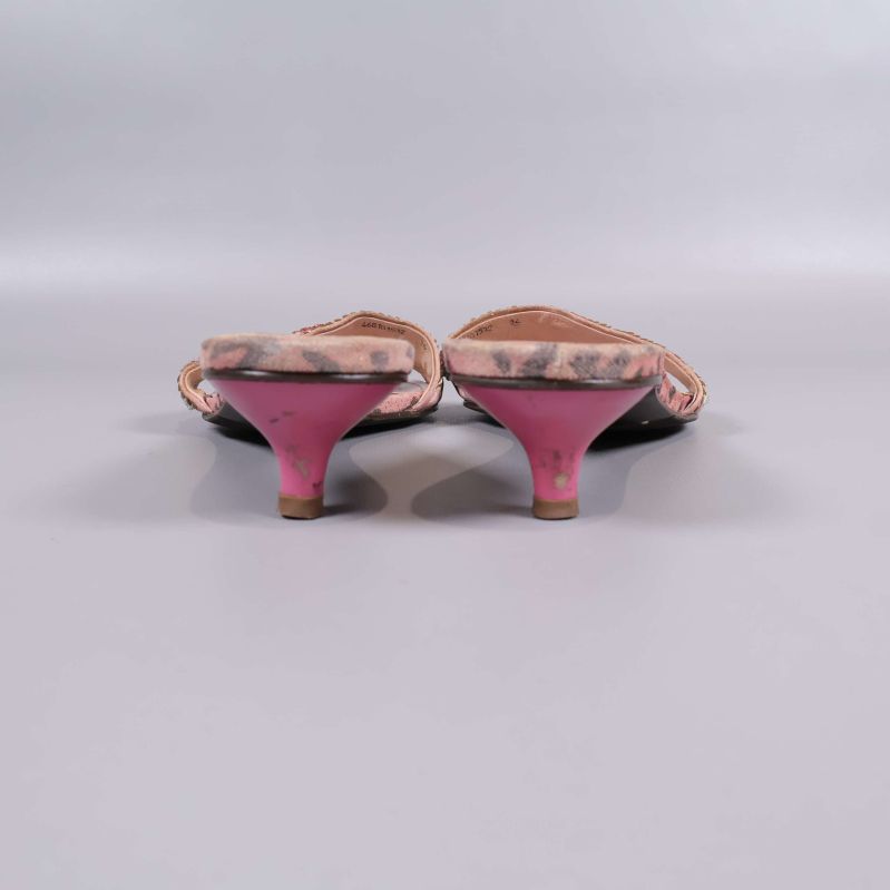Bakifrån på sandaler med rosa klack, avskaft på klack