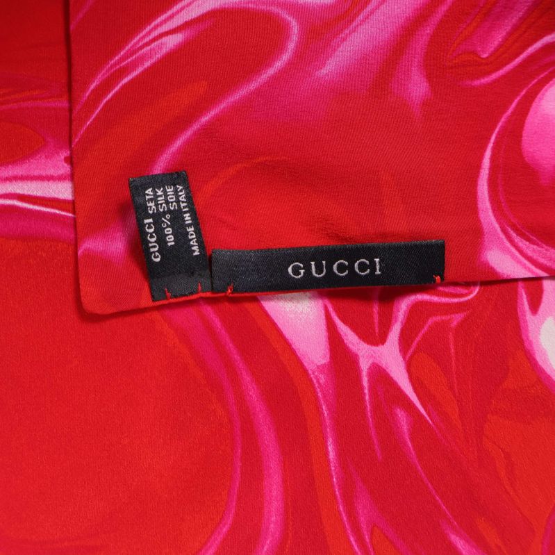 Gucci-märke och tillverkningsetikett på scarfen i närbild