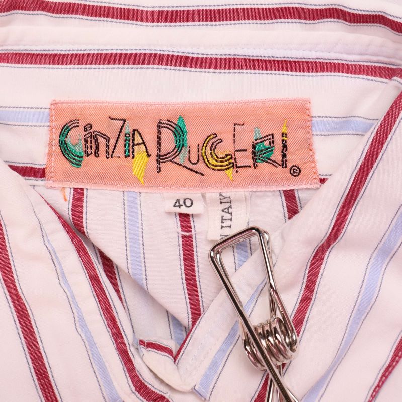 Närbild på Cinzia Ruggeri-märkesetikett och storlek 40