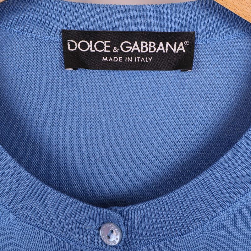 Närbild av Dolce & Gabbana-märke vid halsen