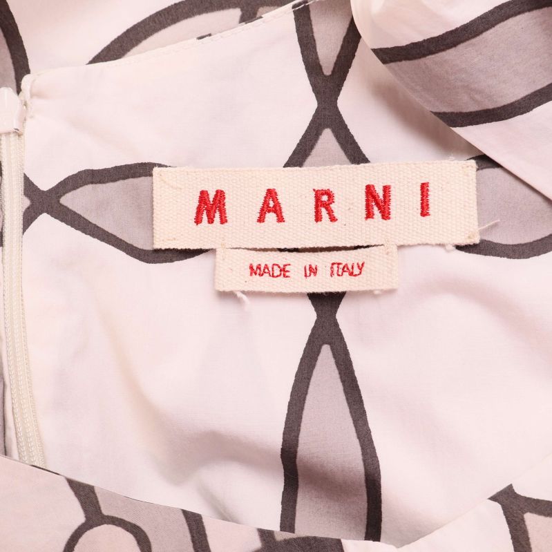 Närbild på Marni-märkning inuti plagget