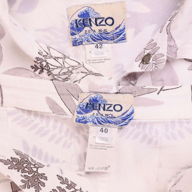 Närbild på Kenzo Jeans etiketter med storlekar 42 och 40