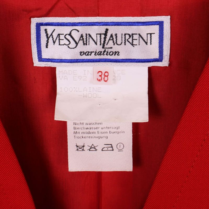 Närbild på etikett från Yves Saint Laurent variation och materiallapp