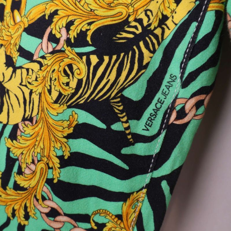 Versace Jeans märke tryckt på tyg vid sidsöm