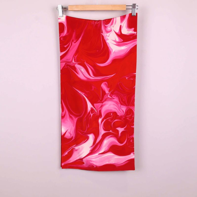 Baksidan av scarf med  mönster i rosa och rött 