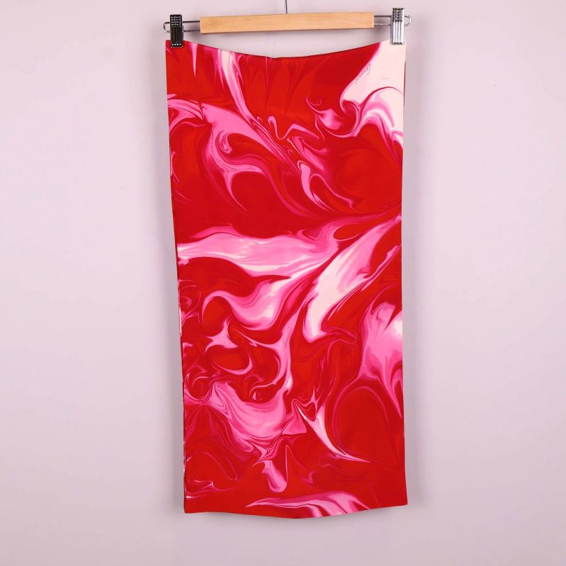 Långt scarf med rött och rosa mönster hängt 