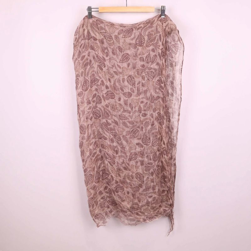 Lång scarf hängande med paisleymönster i bruna toner