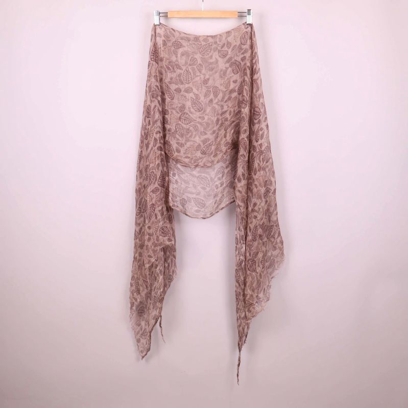Scarf i draperad form på galge för att visa längd