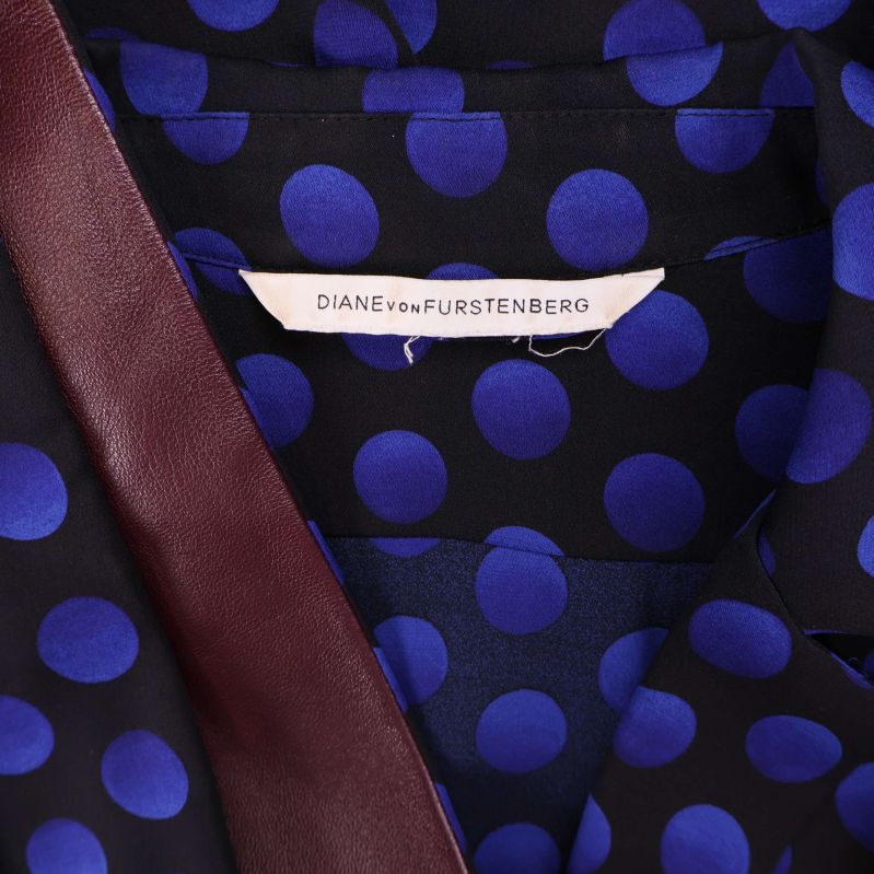 Närbild på etikett från Diane von Furstenberg i klänningen
