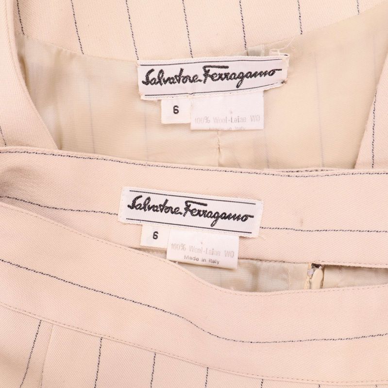 Närbild på Ferragamo-logotyp i plagget