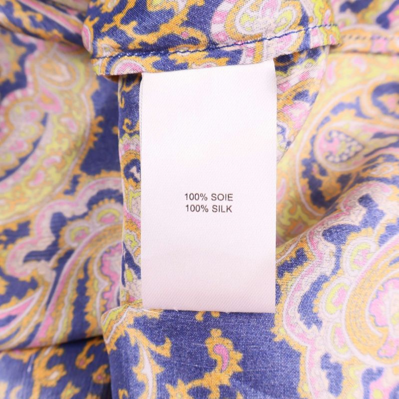 Materiallapp med texten 100% silke inuti blusen